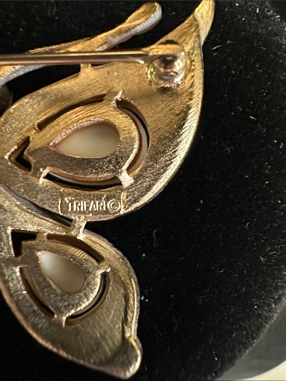 Vintage 1960’s Trifari White Enamel Gold-Tone Butterfly Brooch Missing Stones - Picture 3 of 9